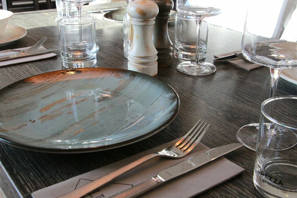 Selbst das Geschirr spiegelt das Konzept „Land & Meer“ farblich wider.