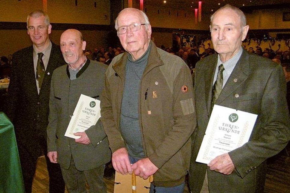 Vorsitzender Carsten Höper (l.) mit drei der 65-jährigen Mitglieder, die geehrt wurden. Foto: bg