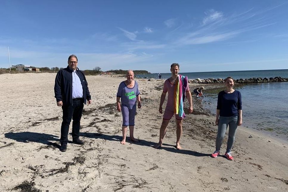 Sie machten den Anfang der Challenge „Anbaden für Helden“: Bürgermeister Mirko Spieckermann, Bürgervorsteher Sönke Sela sowie Frans Ijben von der TALB und Julia Herrmann (v. lks.) vom OHT. Wer von der Stadt Neustadt nominiert wurde, wird am 1. Mai im Video verraten. Vielleicht sind Sie es?