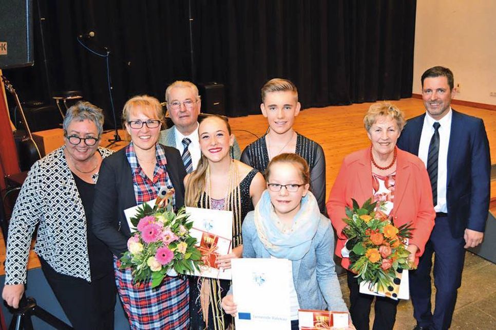 Ratekaus Bürgervorsteherin Gaby Spiller (l.) und Verwaltungschef Thomas Keller (r.) nahmen die Geehrten zum Erinnerungsfoto in ihre Mitte: Renate Harders (v.l.), Horst Prell, Jolin Krabsch mit Tanzpartner John-Pierre Gottschlich, Smilla Brüning und Christa Webfehler. (Foto: Setje-Eilers)