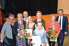 Ratekaus Bürgervorsteherin Gaby Spiller (l.) und Verwaltungschef Thomas Keller (r.) nahmen die Geehrten zum Erinnerungsfoto in ihre Mitte: Renate Harders (v.l.), Horst Prell, Jolin Krabsch mit Tanzpartner John-Pierre Gottschlich, Smilla Brüning und Christa Webfehler. (Foto: Setje-Eilers)