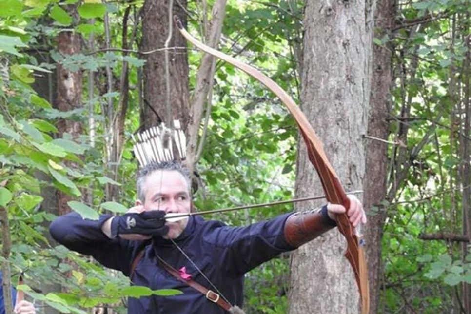 Hoch konzentriert, das Ziel fest im Blick: Bronzemedaillen Gewinner Michael Zühlke bei der Regionalmeisterschaft Bowhunter Nord des DFBV.
