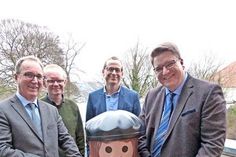 Eutin (ed). “Sind wir noch dicht dran an den Menschen?” fragt Peter Barz, Probst des Kirchenkreises Ostholstein – das müsse die Kirche immer wieder neu hinterfragen, sich neu positionieren. Und darum dreht sich auch das Programm, das der Kirchenkreis Ostholstein für das Reformationsjahr, das Jubiläumsjahr vorstellt, in dem sich der Thesenanschlag Martin Luthers zum 500. Mal jährt. Und das sei nicht irgendein Tag gewesen, “das war der Gründungstag unserer Konfession”, erklärt Pastor Frank Karpa, der Beauftragte für das Reformationsjubiläum 2017 im Kirchenkreis Ostholstein.  Und wie Martin Luther wolle man den Glauben wieder zurück in die Familien tragen, denn hier ist es, wo die Menschen zuerst mit dem Glauben in Berührung kommen – dafür steht ein YouTube-Kanal, der im Laufe des Jahres eingerichtet werden soll, mit kleinen Filmbeiträgen, was für Menschen Glaube ist und wie sie ihn leben. Und dafür steht auch der fast lebensgroße Playmobil-Luther, der in diesem Jahr von Veranstaltung zu
