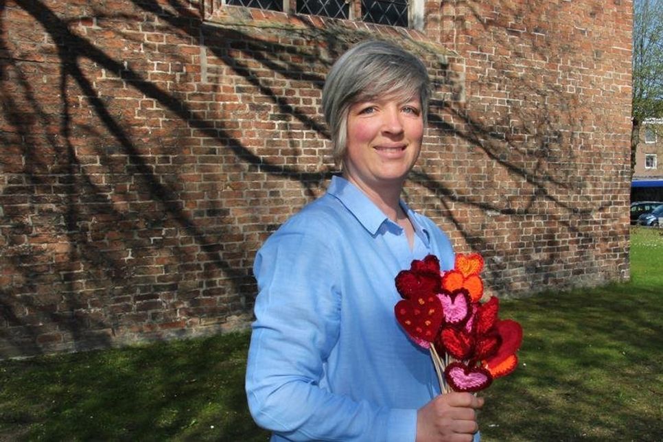 Frau mit Herz: Heike Rhein hat schon mal angefangen, die ersten Installationsobjekte zu häkeln. Die Initiatorin der Handarbeitsaktion hofft auf viele Teilnehmer bei den gemeinsamen Treffen.