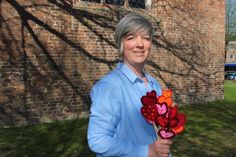 Frau mit Herz: Heike Rhein hat schon mal angefangen, die ersten Installationsobjekte zu häkeln. Die Initiatorin der Handarbeitsaktion hofft auf viele Teilnehmer bei den gemeinsamen Treffen.