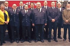 Gruppenfoto mit Gästen, Geehrten und Beförderten: Gaby Spiller (v.l.), Dennis Puls, Holger Schuld, Kai Schikorr, Jann Dührkoop, Benjamin Kallweit, Andreas Weiher, Marco Krebs, Torben Raht, Ulrich Piper und Bruno Schwennesen. (Foto: hfr)