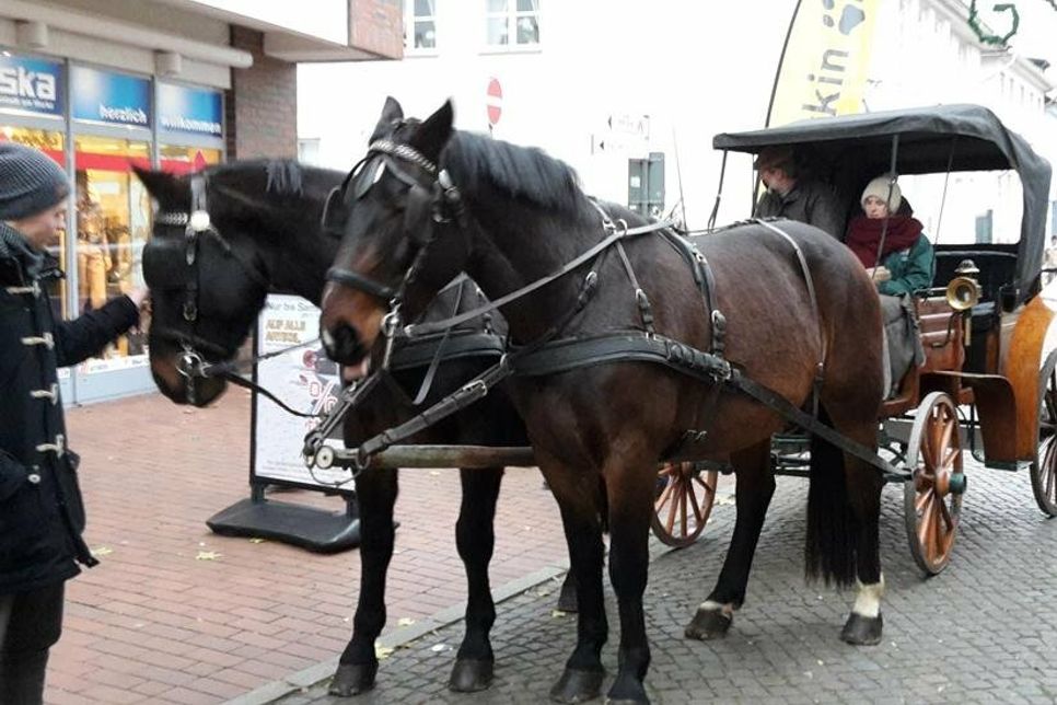 Weihnachtliche Kutschfahrten durch die Innenstadt.