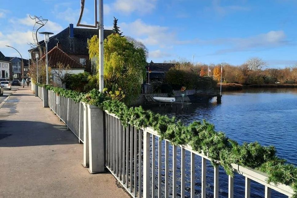 Hafenbrücke zeigt sich advent- und weihnachtlich.
