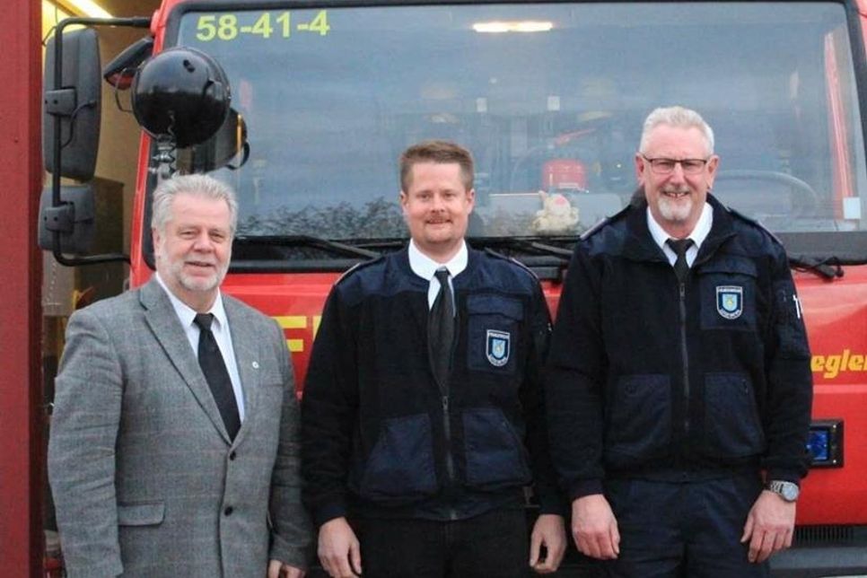 Bürgermeister Rainer Holtz, Wehrführer Herbert Detlefsen und Kai Wilhelm Garken (v. lks.).