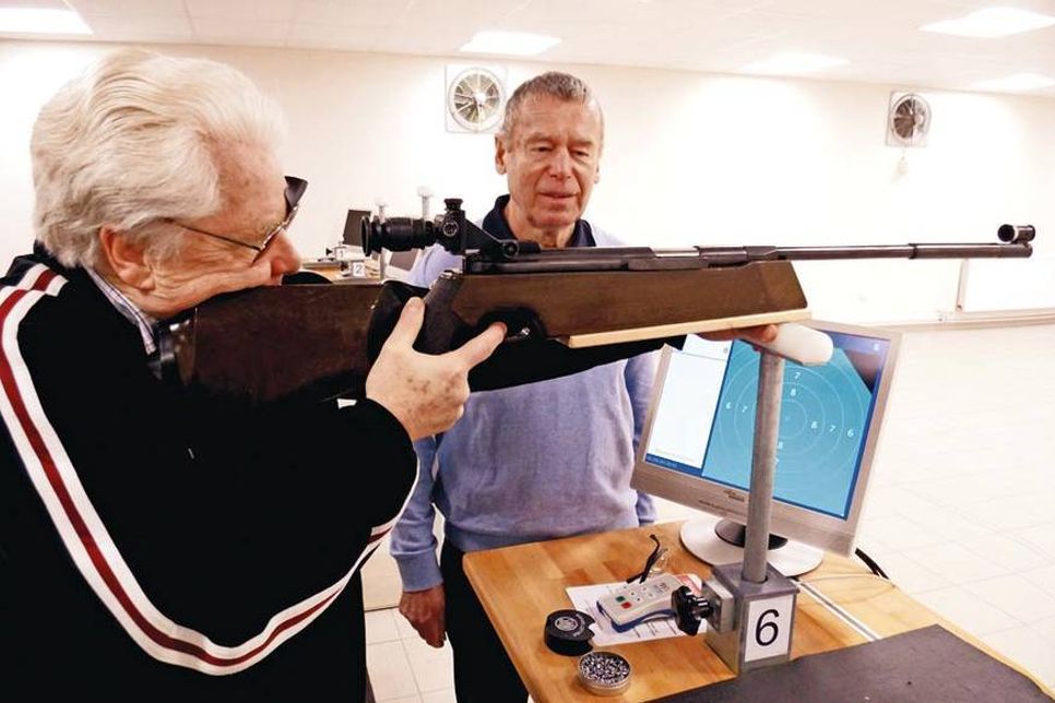 Wolfgang Schwarz (l.) und Peter Trenn am Luftgewehrstand des Schützenhauses in der Ludwig-Jahn-Straße.
