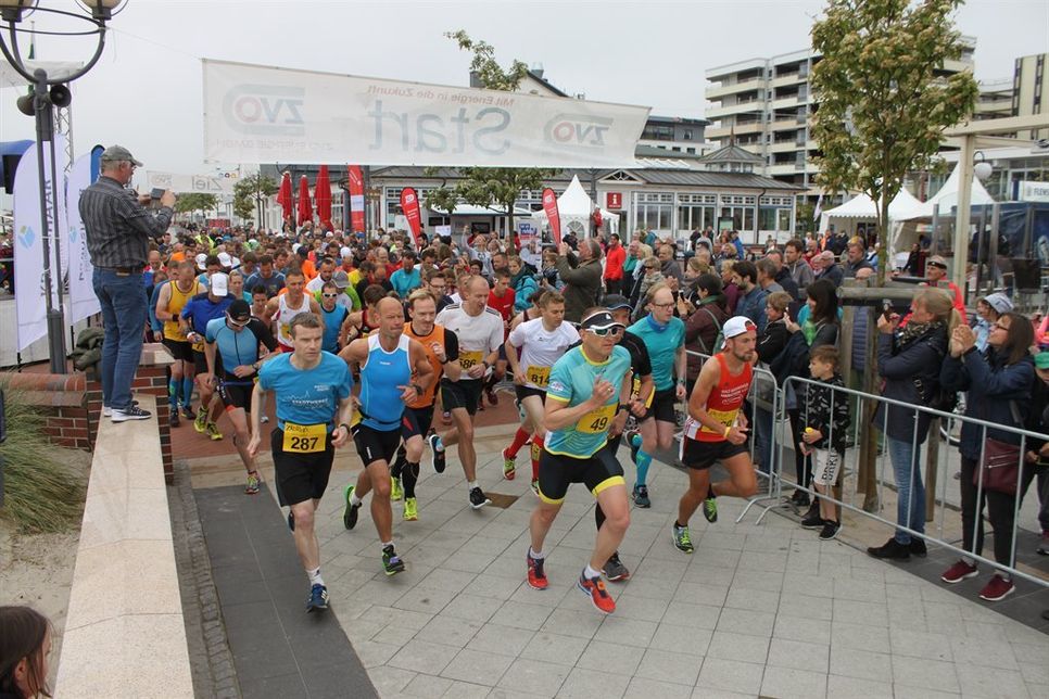 Startschuss für den Halbmarathon an der Promenade vor der Seebrücke.