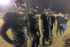 Defensive Backs lauschen dem Coach.
