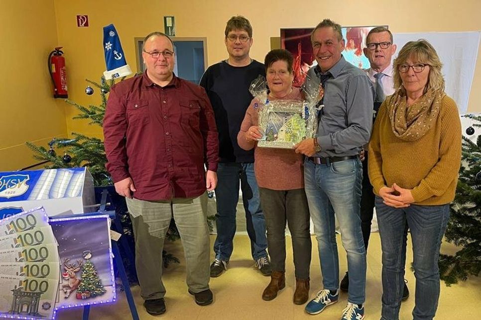 Übergabe des Hauptpreises der Weihnachtstombola: Dirk Behnke, Oliver Maaß, Traute Maaß, Bernd Wittern, Dirk Maaß und Marlies Hamer (v. lks.).