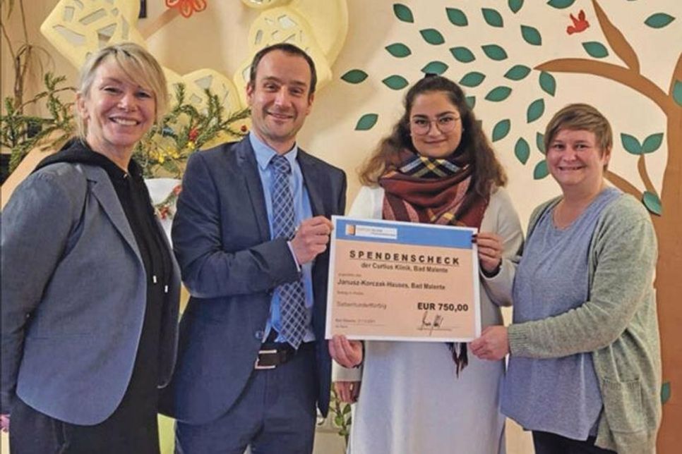 Dörte Matz (Assistenz Geschäftsführung), Mario Barthel (Geschäftsführer, beide Curtius Klinik), Jacky Schnitzke (Erzieherin im Betreuungsdienst) und Simona Becker (stellvertretende Hausleitung, v.li.)