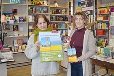 Autorin Tanja Schridde (r.) stellte ihr Erstlingswerk „Ostholstein“ in der „Buchhandlung Bücherliebe“ von Juliane Hagenström vorab Vertretern der Presse in Stockelsdorf vor. Die offizielle Präsentation in Form eines Landeskunde-Abends steht am Freitagabend an.