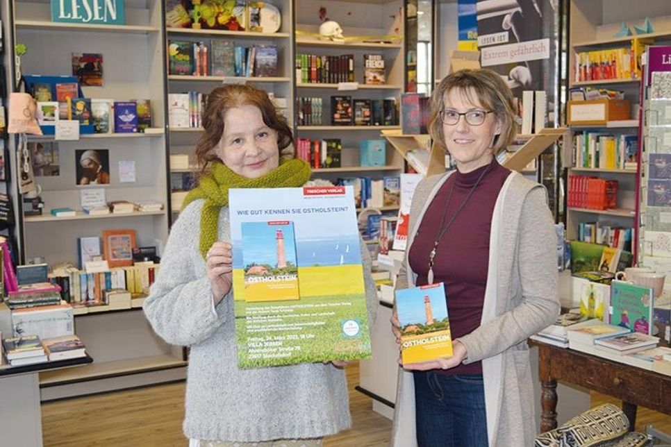 Autorin Tanja Schridde (r.) stellte ihr Erstlingswerk „Ostholstein“ in der „Buchhandlung Bücherliebe“ von Juliane Hagenström vorab Vertretern der Presse in Stockelsdorf vor. Die offizielle Präsentation in Form eines Landeskunde-Abends steht am Freitagabend an.