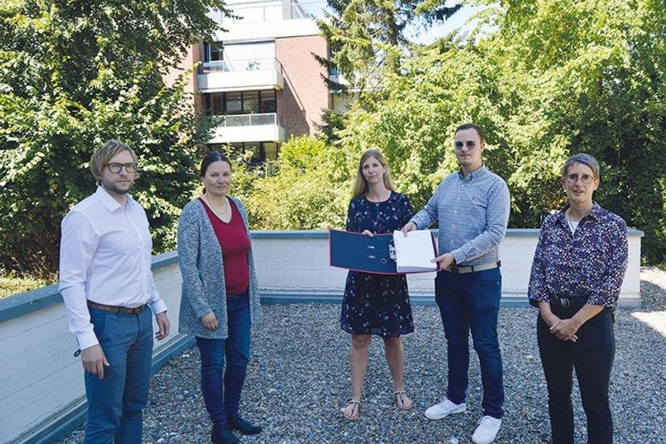 Die Initiatoren der Unterschriftensammlung Kerstin Hartz (v.r.), Nils Kons und Janine Abel  übergeben einen Ordner mit Unterschriften an Timmendorfs stellvertretende Bürgermeisterin Melanie Puschaddel-Freitag und Michèl Soltmann, Fachdienstleiter Sicherheit und Ordnung.