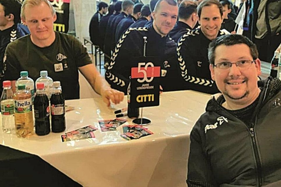 Derbyvorfreude: THW-Fan Marco (vorne) und Patrick Wiencek (li.).