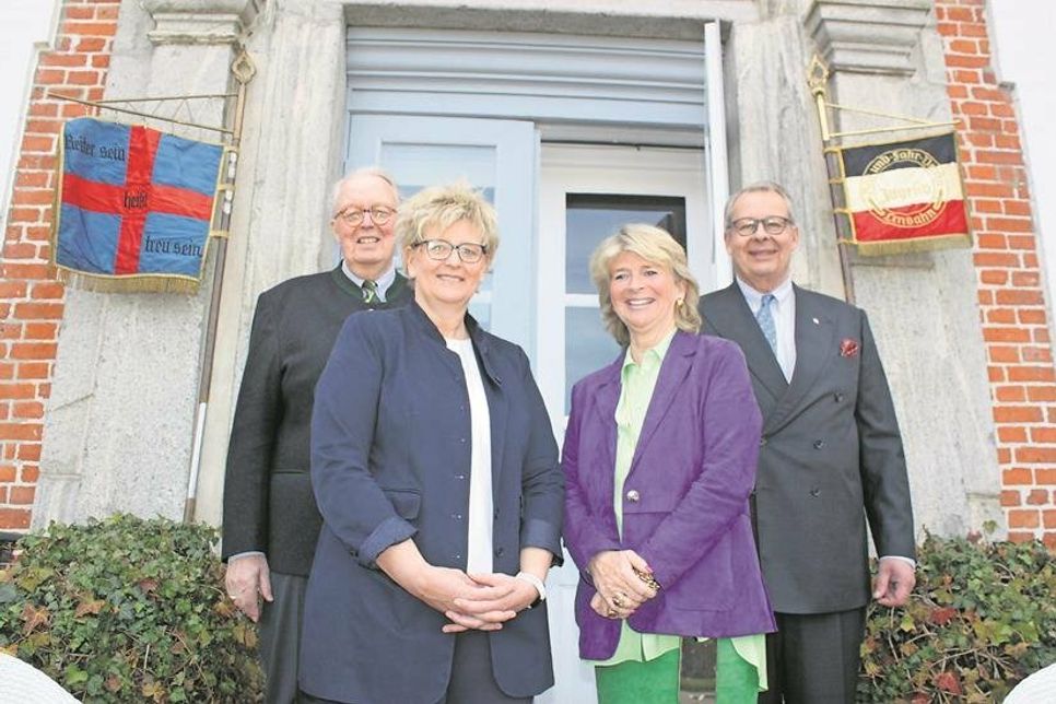 Vereinsvorsitzende Anja Lamp (2. v. lks.) mit dem Vorsitzenden des Pferdesportverbandes Schleswig-Holstein Dieter Medow, (lks.), Caroline Herzogin von Oldenburg (2. v. re.) und Christian Herzog von Oldenburg (re.)