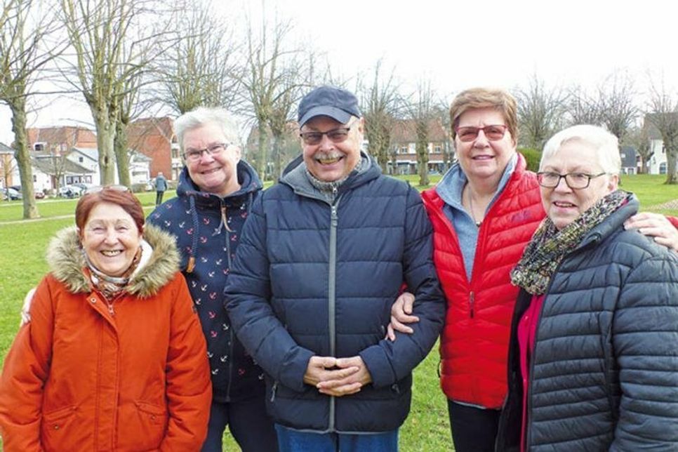 Eine tolle Truppe ist dieser „harte Kern“ des Ahrensböker Seniorenbeirats: Helga Runge-Koch, Evelyn Haster-Rosenbaum, Helga Holm, Rolf Schumacher und Birgit Kramer-Sager würden sich über tatkräftige Unterstützung freuen.