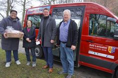 Vor der „Flotten Lehni“: Quang Kaiser-Cao vom Amt Lensahn, Jubilarin Brigitte Kujath, Amtsvorsteher Michael Robien und Fahrer Uwe Weidenthal (v. lks.).
