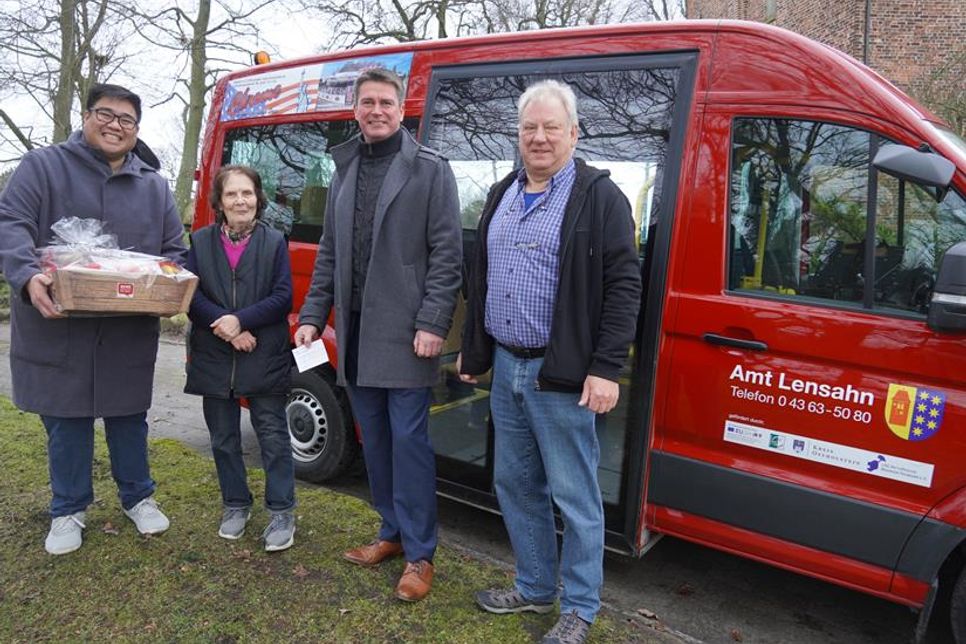 Vor der „Flotten Lehni“: Quang Kaiser-Cao vom Amt Lensahn, Jubilarin Brigitte Kujath, Amtsvorsteher Michael Robien und Fahrer Uwe Weidenthal (v. lks.).