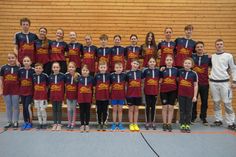 Die jungen Leichtathleten in den neuen Aufwärmshirts mit Sponsor Alex Hansmann (re.)