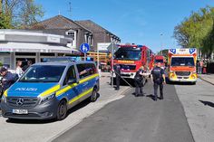 Ein großes Aufgebot an Rettungskräften der Polizei, des Rettungsdienstes und der Feuerwehr war nach der Explosion in Niendorf vor Ort.