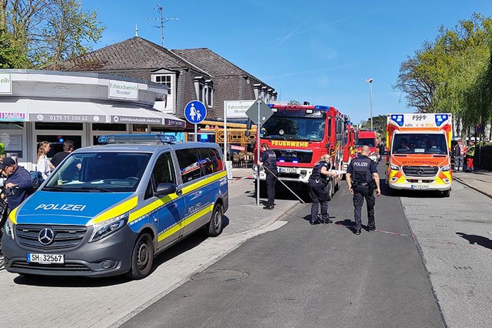 Ein großes Aufgebot an Rettungskräften der Polizei, des Rettungsdienstes und der Feuerwehr war nach der Explosion in Niendorf vor Ort.