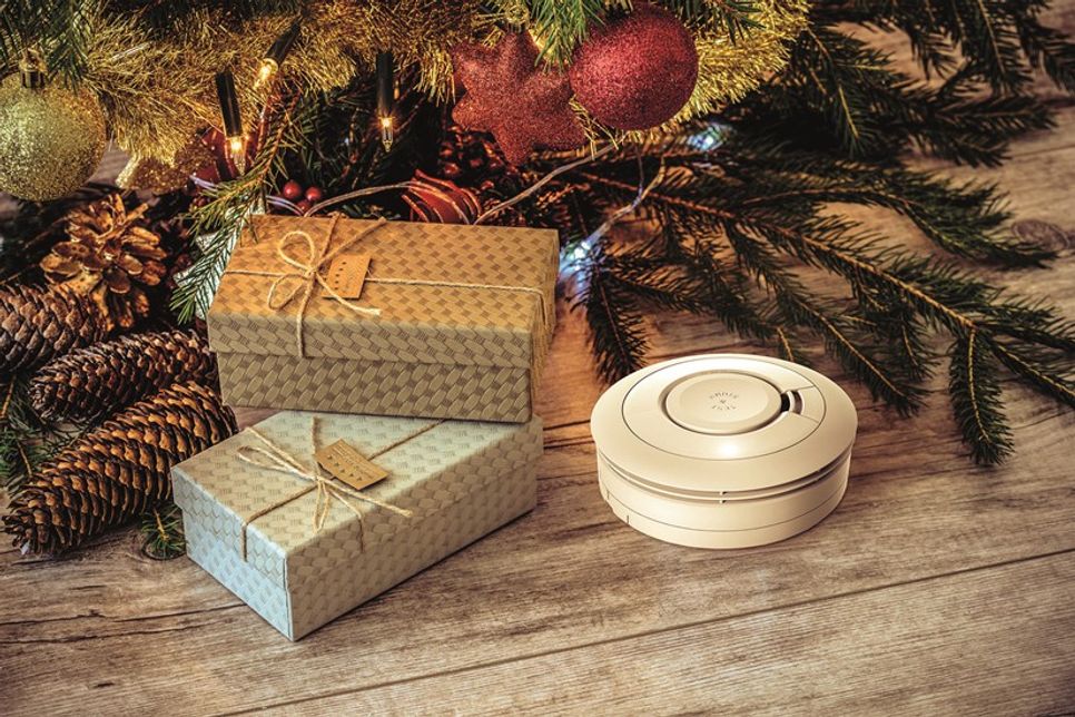 Ein neuer Rauchmelder ist immer eine gute Geschenkidee. Schließlich sorgt er für Sicherheit in der Adventszeit, indem er frühzeitig warnt, wenn ein Feuer entsteht. Die Geräte sollten spätestens nach zehn Jahren getauscht werden.