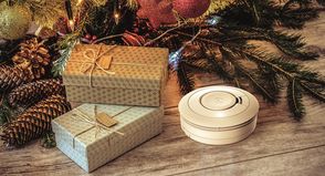 Ein neuer Rauchmelder ist immer eine gute Geschenkidee. Schließlich sorgt er für Sicherheit in der Adventszeit, indem er frühzeitig warnt, wenn ein Feuer entsteht. Die Geräte sollten spätestens nach zehn Jahren getauscht werden.