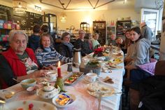 Einige der rund 30 anwesenden Senioren und Schüler beim Adventsfrühstück im Café Brocks.