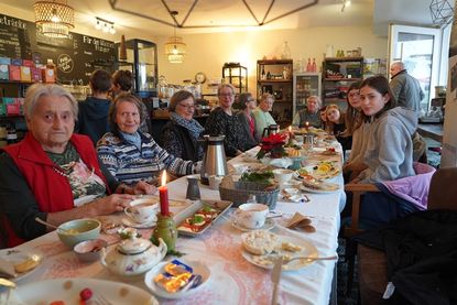 Einige der rund 30 anwesenden Senioren und Schüler beim Adventsfrühstück im Café Brocks.
