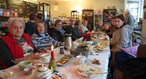 Einige der rund 30 anwesenden Senioren und Schüler beim Adventsfrühstück im Café Brocks.