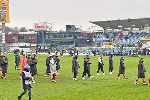 Enttäuschte Kieler nach der Fürth-Pleite.