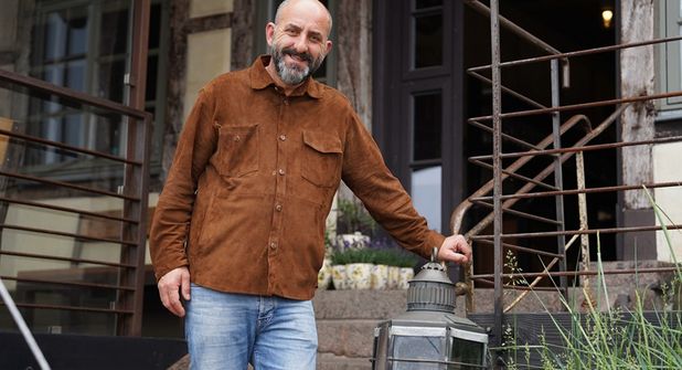 Mirsad Zagovic begrüßt seine Gäste am Eröffnungstag mit einem Gläschen Sekt und ganz viel Herzlichkeit.
