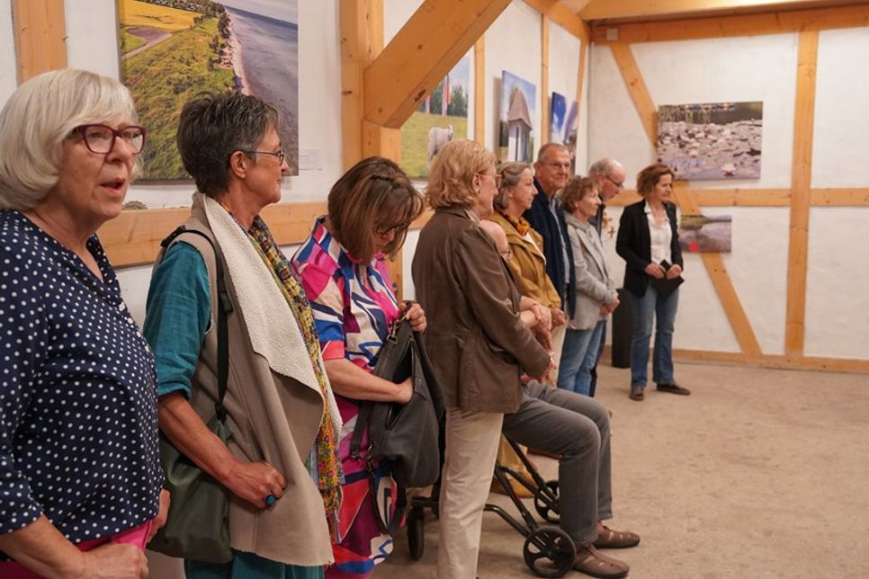 Die Vernissage, bei der die Motive des Kunstkalenders gezeigt wurden, fand im Rahmen des Gruber Seefestes statt.