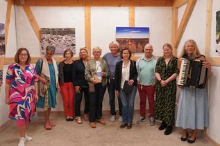 Bürgermeisterin Kirsten Sköries (5. v. lks) und Tourismusleiterin Susanne Hasenbeck (4. v. lks.) mit einigen beteiligten Künstlerinnen und Künstlern.