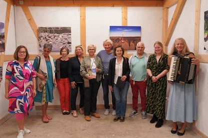 Bürgermeisterin Kirsten Sköries (5. v. lks) und Tourismusleiterin Susanne Hasenbeck (4. v. lks.) mit einigen beteiligten Künstlerinnen und Künstlern.