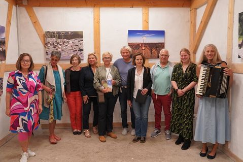 Bürgermeisterin Kirsten Sköries (5. v. lks) und Tourismusleiterin Susanne Hasenbeck (4. v. lks.) mit einigen beteiligten Künstlerinnen und Künstlern.