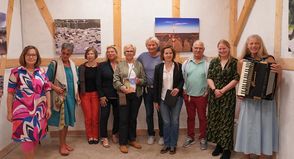 Bürgermeisterin Kirsten Sköries (5. v. lks) und Tourismusleiterin Susanne Hasenbeck (4. v. lks.) mit einigen beteiligten Künstlerinnen und Künstlern.