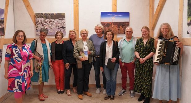 Bürgermeisterin Kirsten Sköries (5. v. lks) und Tourismusleiterin Susanne Hasenbeck (4. v. lks.) mit einigen beteiligten Künstlerinnen und Künstlern.