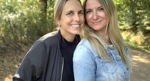 Wer den Ostsee-Perlen (@ostsee.perlen) Kristina Kolbe (lks.) und Gesche Muchow auf Instagram folgt, der weiß, was passiert ist, kurz bevor dieses Foto aufgenommen wurde.