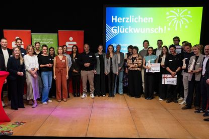 Gruppenfoto mit den Finalisten und Partnern des GründungsCups bei der Preisverleihung im Dezember.