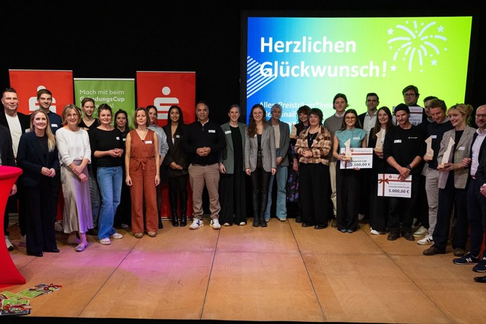 Gruppenfoto mit den Finalisten und Partnern des GründungsCups bei der Preisverleihung im Dezember.