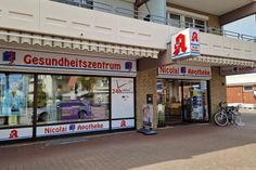 Die Nicolai-Apotheke in der Wicheldorfstraße 20 in Grömitz steht seit vielen Jahren für fachkundige Betreuung rund um das Thema Gesundheit. Unter der Leitung von Brigitte Magedanz bietet das Team umfassende pharmazeutische Beratung, ein breites Sortiment an Medikamenten und Gesundheitsprodukten sowie zuverlässigen Service direkt vor Ort. (red/gm)