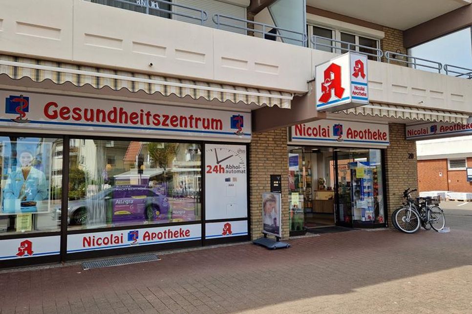 Die Nicolai-Apotheke in der Wicheldorfstraße 20 in Grömitz steht seit vielen Jahren für fachkundige Betreuung rund um das Thema Gesundheit. Unter der Leitung von Brigitte Magedanz bietet das Team umfassende pharmazeutische Beratung, ein breites Sortiment an Medikamenten und Gesundheitsprodukten sowie zuverlässigen Service direkt vor Ort. (red/gm)