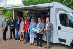 Bei der Tafelmobil-Einweihung in Preetz waren auch zahlreiche Spender und Sponsoren dabei.