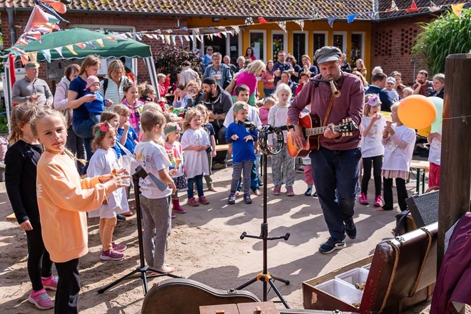 „Liederlukas“ zog die Kinder mit seinen mitreißenden Liedern, Geschichten und Zauberei in den Bann.