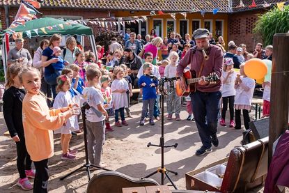 „Liederlukas“ zog die Kinder mit seinen mitreißenden Liedern, Geschichten und Zauberei in den Bann.